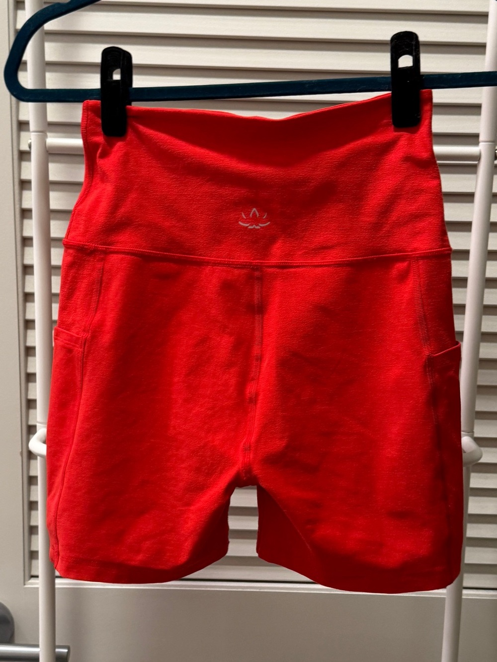 BEYOND YOGA KEEP PACE 5” POCKET SHORT CHILI RED - Picture 2 of 7